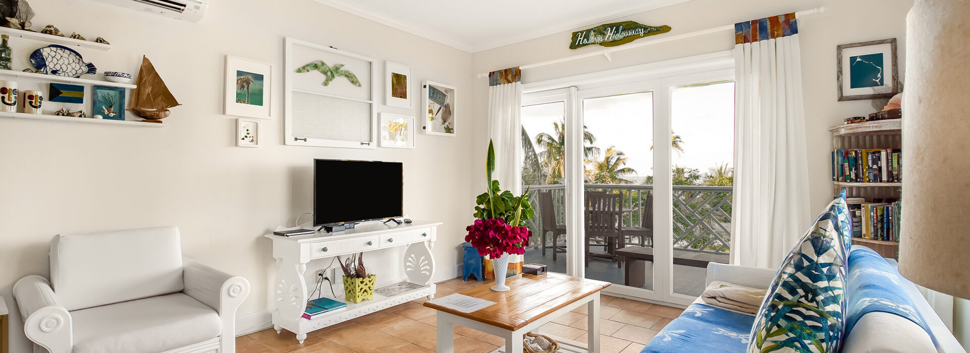 PIneapple Living room area