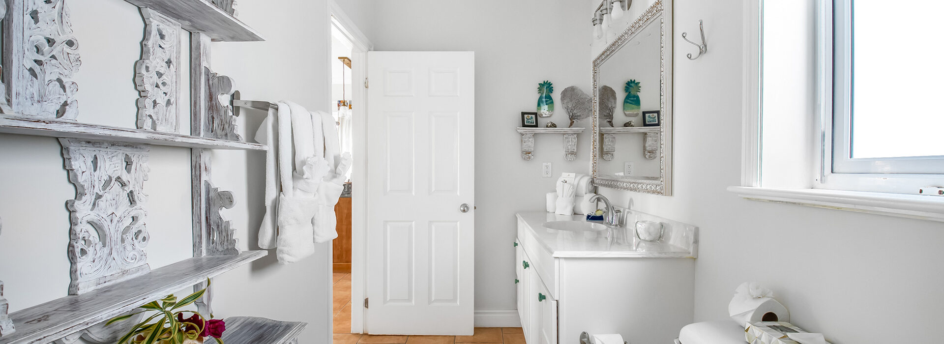 PIneapple bathroom area